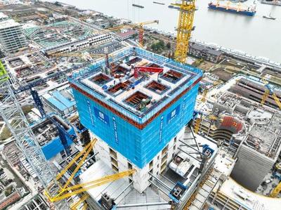 上海杨浦首个“空中造楼机”建造百米高楼核心筒封顶，建筑机械创新引领智慧建造新时代